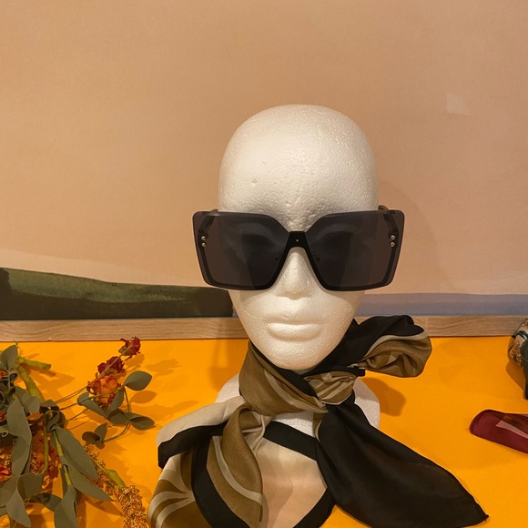 Black Oversized Sunglasses - Picture 5 of 6